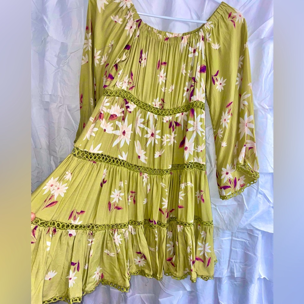 Light Green Floral Quarter Length Dress, Size Small